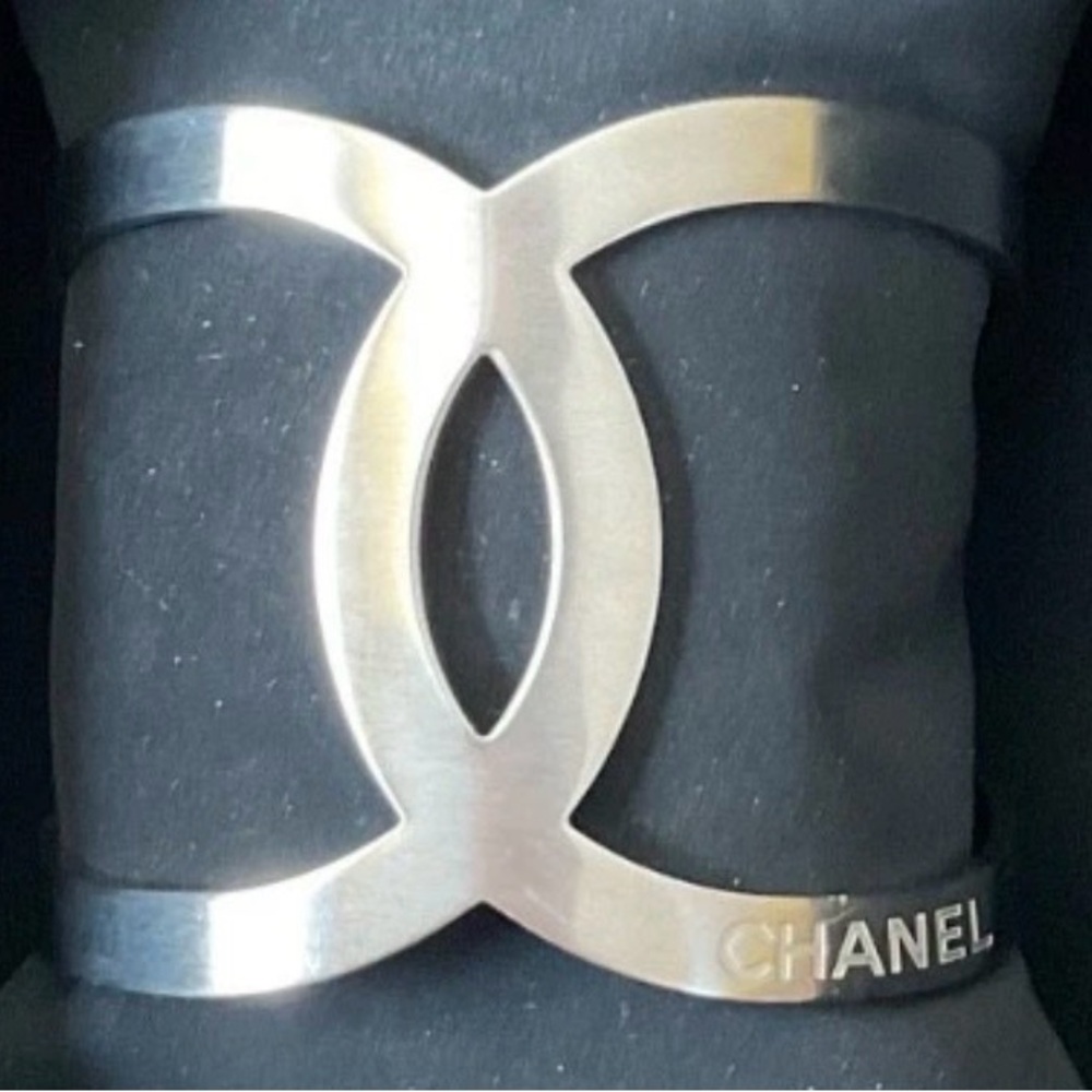 CHANEL interlocking CC Silver tone Metal Open Cuff Bracelet + dust bag - Picture 3 of 9